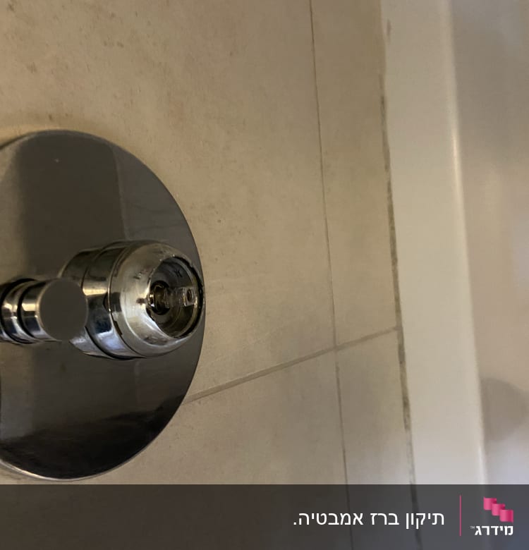 ברז כרום עגול על קיר אריחים